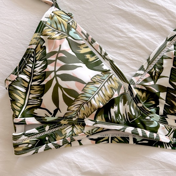 Cabana del Sol Wrap Bikini Set - Green Leaf Pattern - Picture 4 of 10